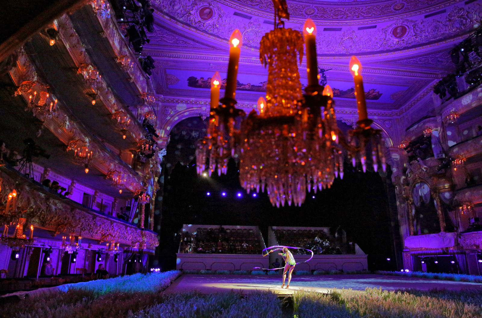 Названия елок мариинского театра. Названия елок мариинского театра. Новогодняя елка в офисе. Елка в мариинском театре. Мариинский концертный зал.